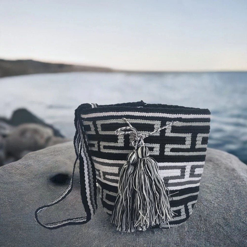 NWT‎ Wuitusu Khaleesi Medium Handmade Crochet Wayuu Mochila Bag Crossbody Grey